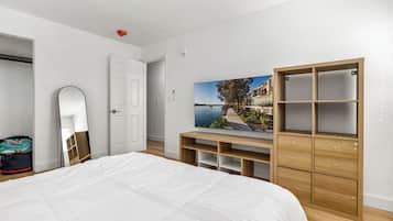 Design Apartment, City View | Desk, laptop workspace, iron/ironing board, free WiFi