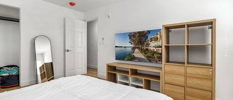 Appartement Design, vue sur la ville | Bureau, espace de travail pour ordinateurs portables