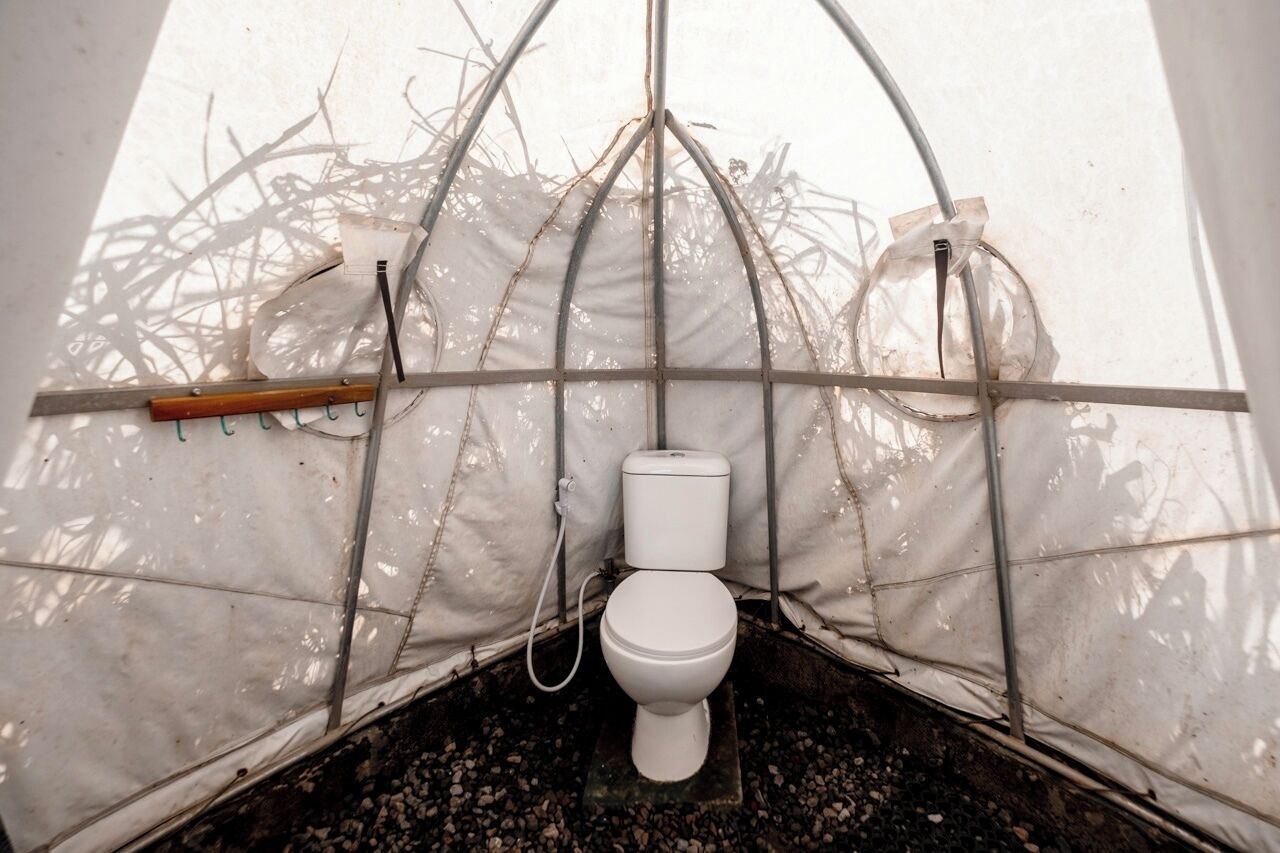 Standaard kamer | Badkamer | Een douche, een regendouche, gratis toiletartikelen, zeep