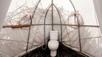 Standaard kamer | Badkamer | Een douche, een regendouche, gratis toiletartikelen, zeep