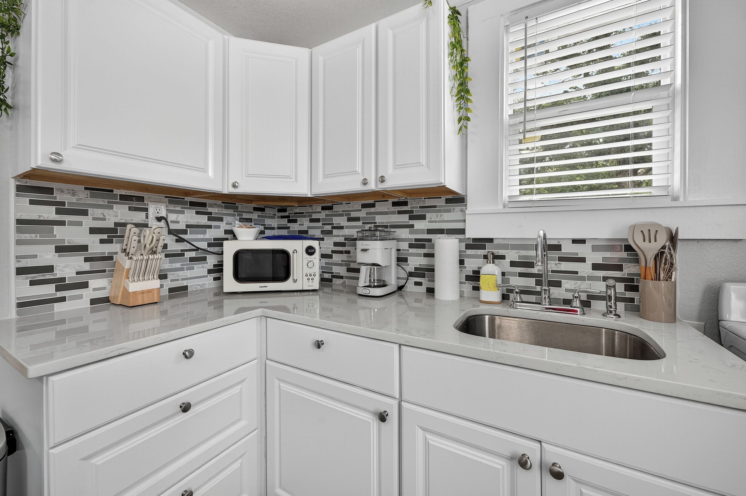 ثلاجة، ميكروويف، موقد طهي مسطح، ماكينة لصنع القهوة/الشاي