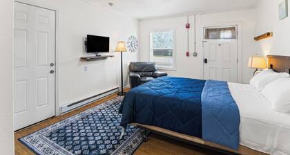 Studio Apartment Charming Kansas Hideaway Near Downtown w/ Parking