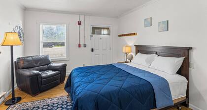 Studio Apartment Charming Kansas Hideaway Near Downtown w/ Parking