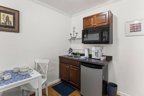 Refrigerador, microondas, cafetera y tetera y comedor 