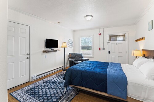 Studio Apartment Charming Kansas Hideaway Near Downtown w/ Parking