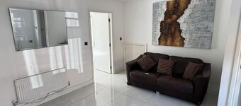 House - Sleeps 5, Private Parking & Pets Allowed