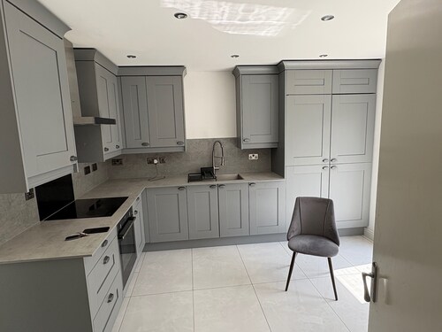 House - Sleeps 5, Private Parking & Pets Allowed