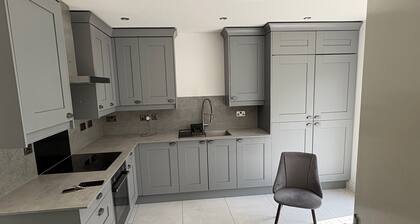 House - Sleeps 5, Private Parking & Pets Allowed