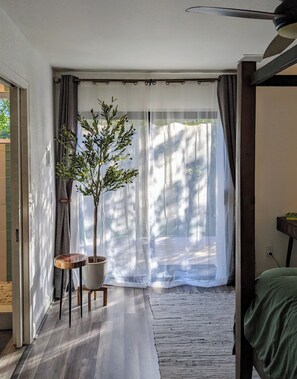 4 bedrooms, desk, iron/ironing board, WiFi