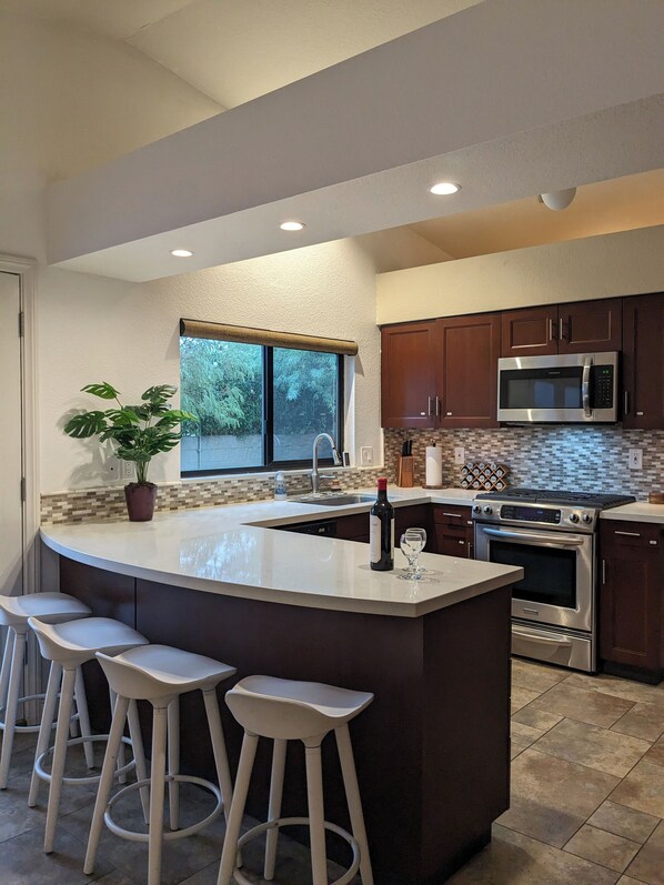 Microwave, oven, stovetop, dishwasher - Serene Desert Villa-4 bedrooms, pool and hot tub (Palm Springs)