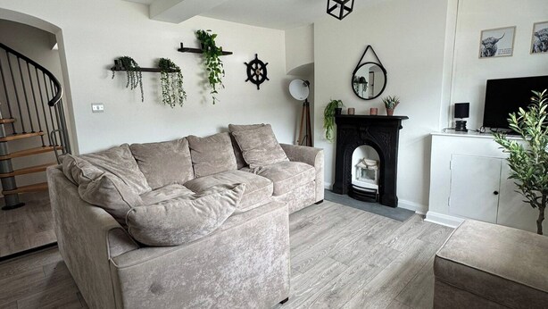 A living room with a sofa, a fireplace, a TV, and a staircase. - Cottage - Sleeps 4 - Pets Ok - Garden - Parking (Middlewich)