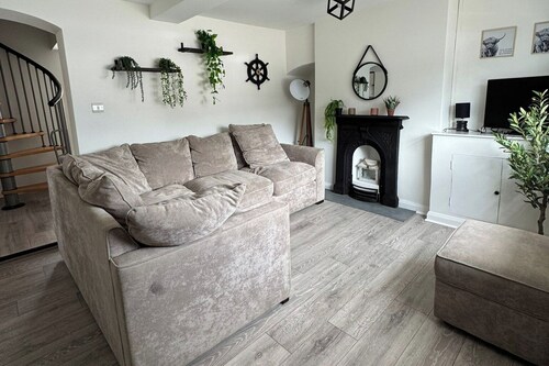 Cottage - Sleeps 4 - Pets Ok - Garden - Parking
