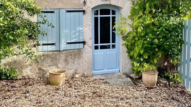 A rustic building with a tiled roof, a blue door, and a window with shutters. - 2 Bedroom Cottage - Sleeps 6 - Pool - Garden (Caylus)