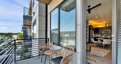 Chic Studio 1BD Apartment w/ Rooftop Lounge & Gym - Near Downtown Fort Worth
