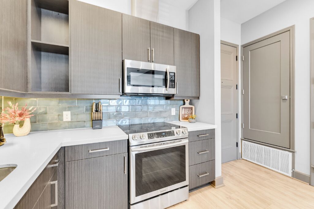 Microwave, oven, dishwasher, coffee/tea maker