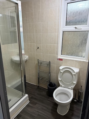Douche, serviettes fournies