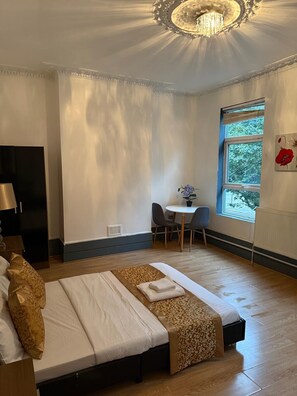 5 bedrooms, WiFi, bed sheets