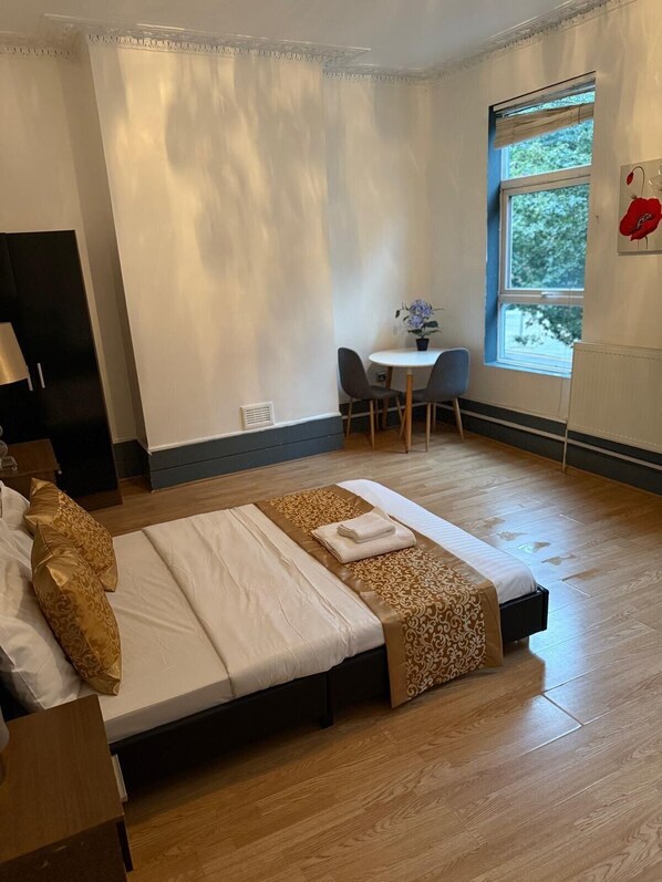 5 室のベッドルーム、WiFi、ベッドシーツ