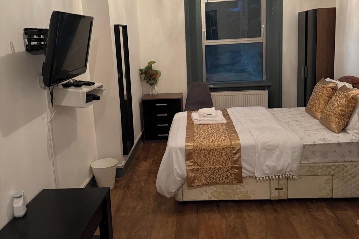 5 bedrooms, WiFi, bed sheets