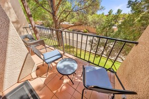 Property grounds - Sedona Escape: 3-bed, Pool, Hot Tub, Hike, Dine, Relax (Sedona)