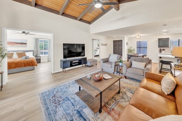 3 室のベッドルーム、アイロン / アイロン台、WiFi、ベッドシーツ