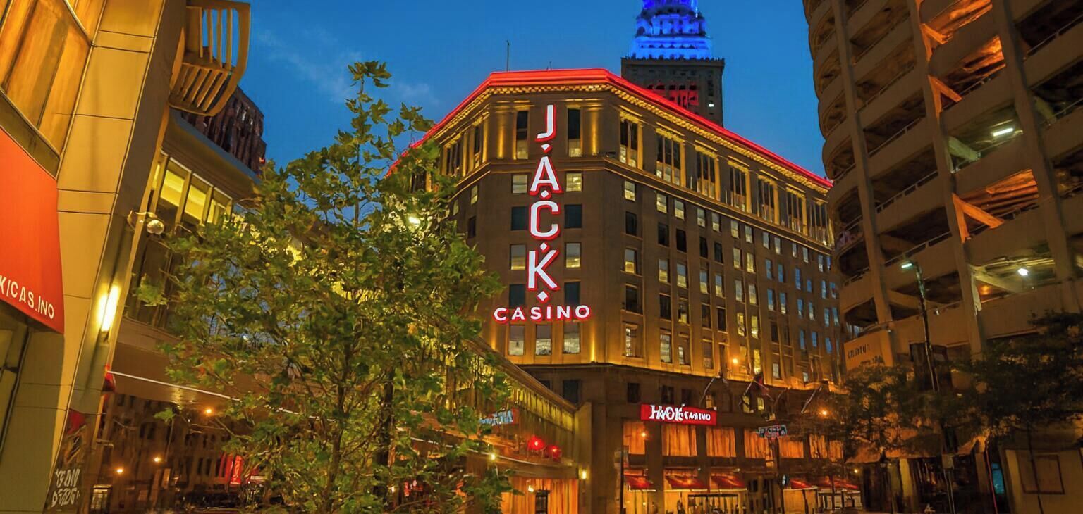 Ein Gebäude mit einem markanten „JACK CASINO“-Schild, umgeben von weiteren Gebäuden und Bäumen.