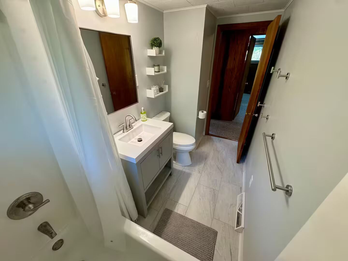 Sèche-cheveux, serviettes fournies, savon, shampoing