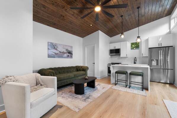 TV - The Raven - Charlotte’s Luxury Guesthouse (Charlotte)
