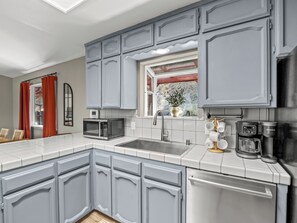 Fridge, microwave, oven, stovetop - Serene Views with Hot Tub, BBQ, Fire Pit, Game Room (Oakhurst)