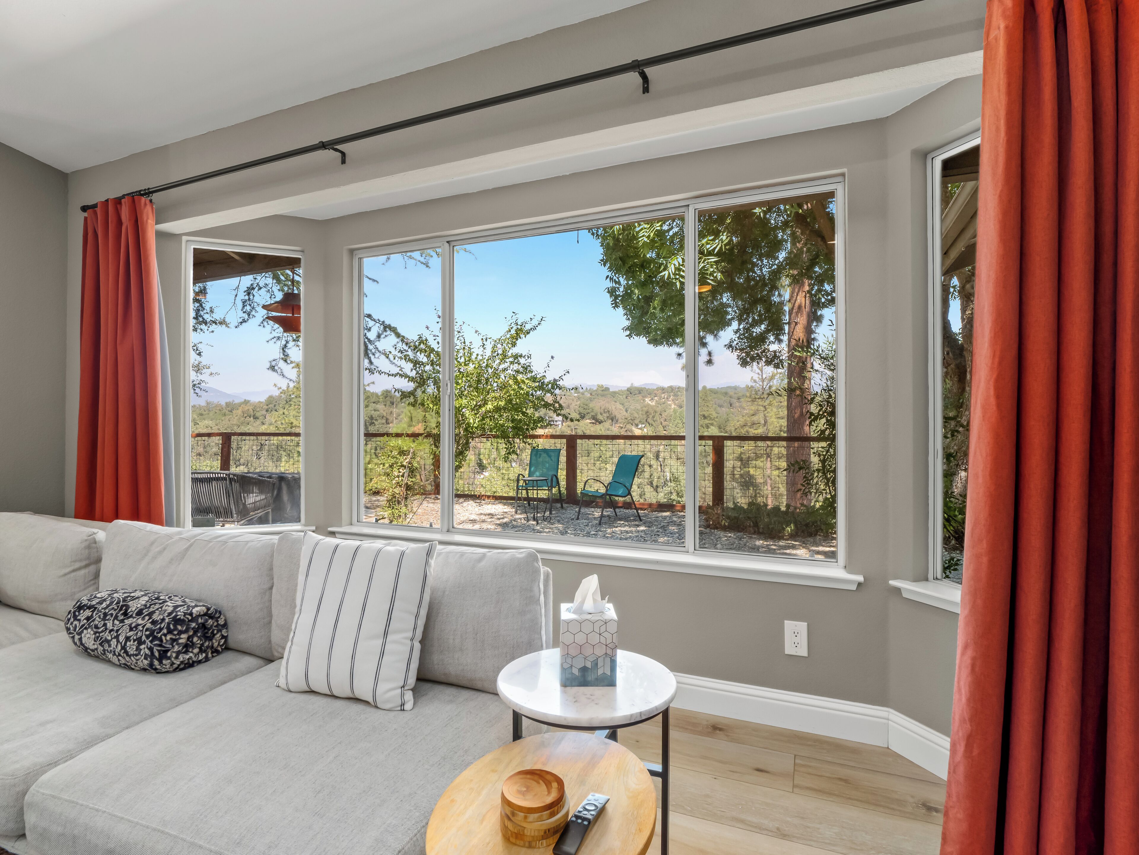 Smart-TV, bordtennis og bøker