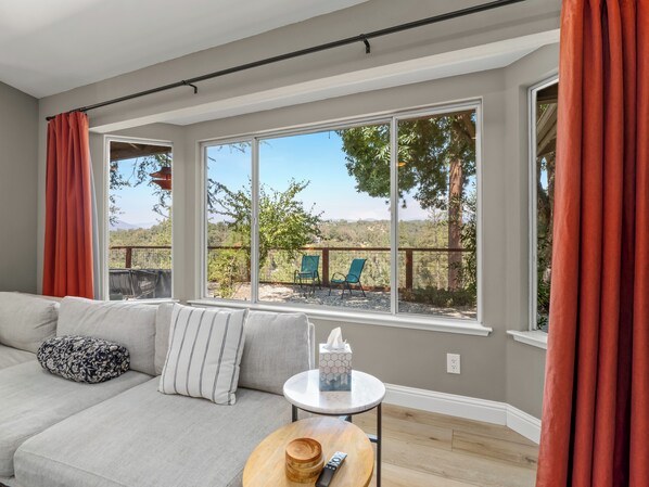 Smart TV, table tennis, books - Serene Views with Hot Tub, BBQ, Fire Pit, Game Room (Oakhurst)