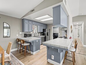 Fridge, microwave, oven, stovetop - Serene Views with Hot Tub, BBQ, Fire Pit, Game Room (Oakhurst)