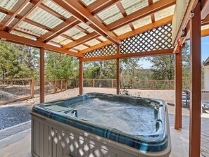 Terrace/patio - Serene Views with Hot Tub, BBQ, Fire Pit, Game Room (Oakhurst)