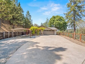 Terrace/patio - Serene Views with Hot Tub, BBQ, Fire Pit, Game Room (Oakhurst)