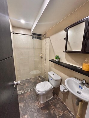 تجهيزات دش، مناشف، صابون، ورق حمّام