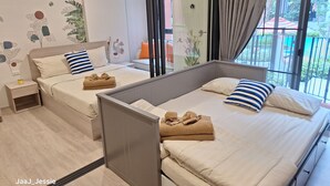 Ein modernes Hotelzimmer mit zwei Betten, einem großen Fenster und Blick nach draußen.