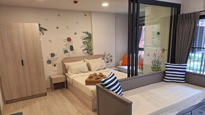 Ein modernes Schlafzimmer mit Bett, Nachttischen, einem Kleiderschrank und einem Fenster mit Vorhängen.