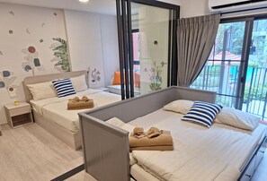 Una habitación de hotel moderna con dos camas, un ventanal grande y vistas al exterior.