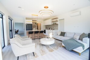 Verdunkelungsvorhänge, Bügeleisen/Bügelbrett, kostenloses WLAN