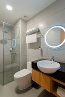 シャワー、レインフォールシャワー、バスアメニティ (無料)、ヘアドライヤー