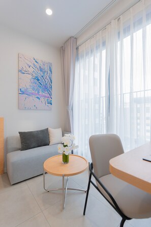 Zimmersafe, Schreibtisch, laptopgeeigneter Arbeitsplatz