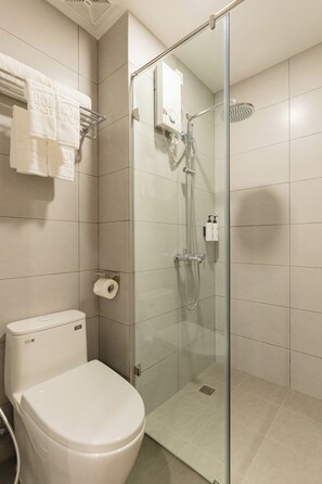 Quarto triplo | Banheiro | Chuveiro, chuveiro com efeito de chuva, produtos de toalete grátis