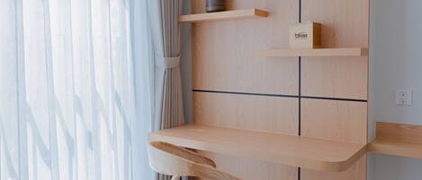 Una habitación moderna con un escritorio de madera, una silla y estantes empotrados.