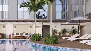 Udendørs pool, åben fra kl. 06.00 til kl. 20.00, parasoller