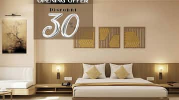 房內夾萬、書桌、手提電腦工作空間、遮光窗簾/窗簾