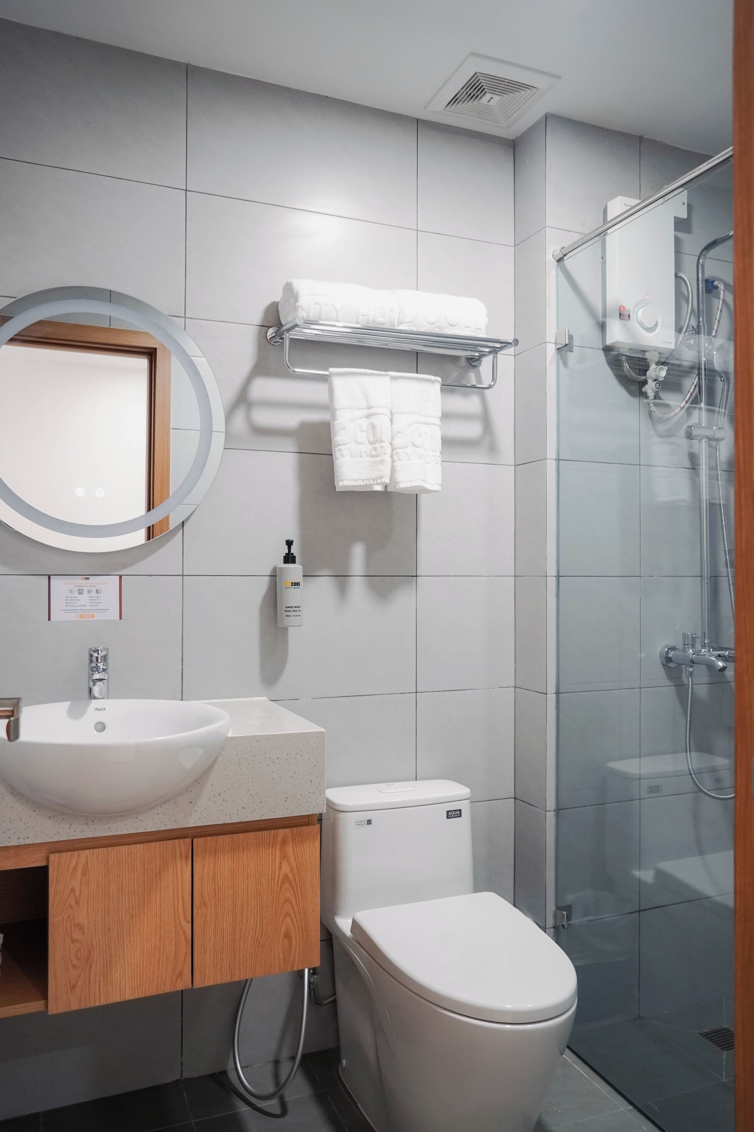 Dusj, regndusjhode, toalettartikler (inkludert) og hårføner