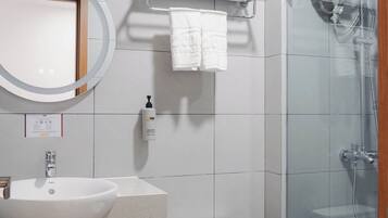 Dusj, regndusjhode, toalettartikler (inkludert) og hårføner