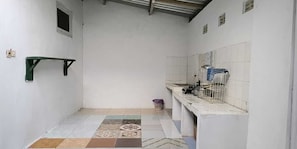 Basic Double Room | Shared kitchen | Cookware/dishes/utensils - Green House Homestay  (Patuk)