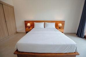 Deluxe Room | Bathroom | Shower, rainfall showerhead, towels, soap