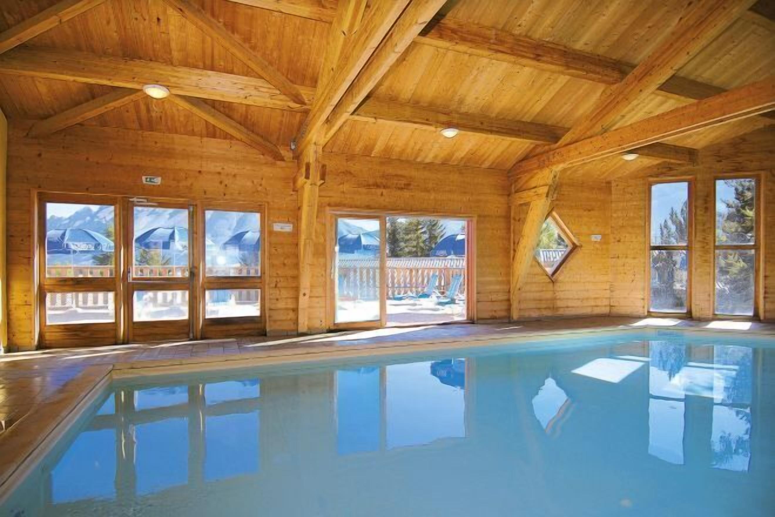 Kolam renang tertutup